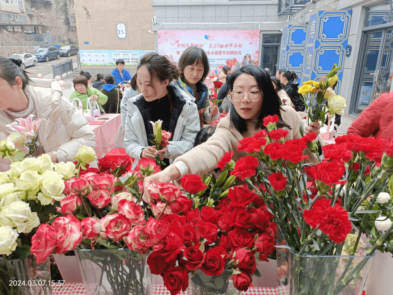 西陵區(qū)桃花嶺社區(qū)“僑胞之家”開(kāi)展“巾幗齊聚桃?guī)X”藝術(shù)插花慶“三八”活