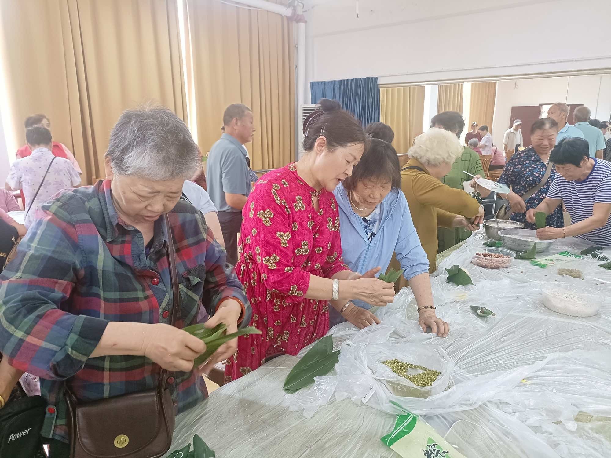 西陵區(qū)平湖馨苑社區(qū)“僑胞之家”開展“濃情迎端午 粽香暖僑心”主題活動(dòng)